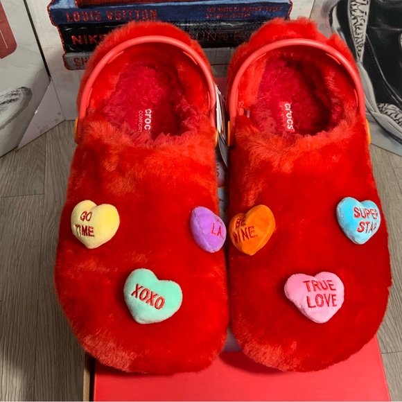 Crocs SWEETHEARTS Collab Mens Size 11 Hearts Valentines Shoes Clogs Red Fuzzy - Picture 3 of 11